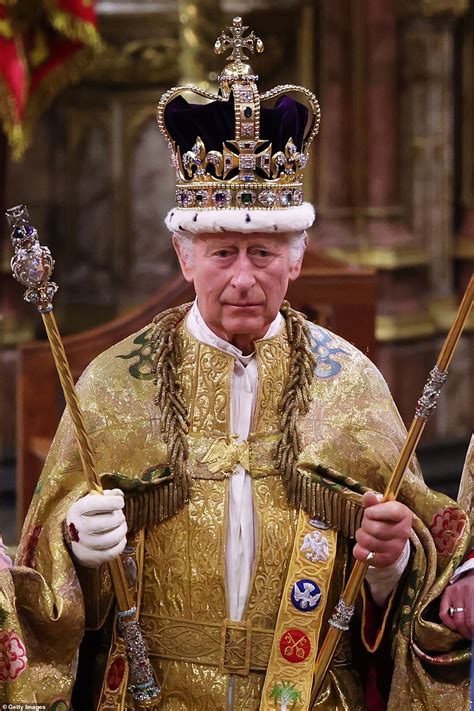 Перчатка на правой руке Карла III на Коронации.: ru_royalty — LiveJournal