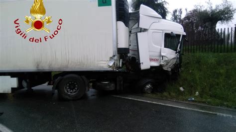 Tir Esce Di Strada A Lurago D Erba