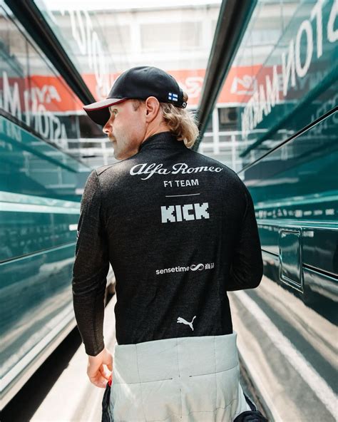 Fórmula 1 Valtteri Bottas publica imagem em que aparece sem roupa