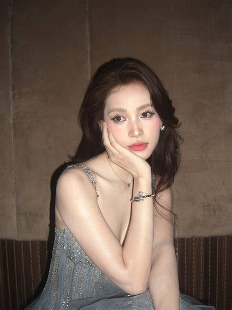 Hoa hậu Tiểu Vy đáp trả căng khi bị phán tối ngày đăng ảnh bikini mà vẫn nhiều tiền