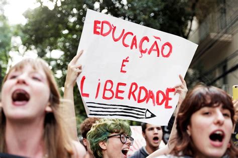 Manifestação País Tem Dia De Protestos Contra Cortes Na Educação Veja