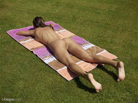 Amateur Girl Anna L Naked Tanning Px Porn Pic