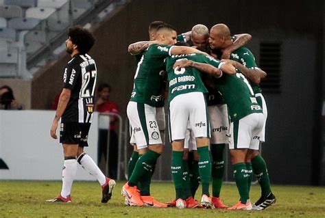 Palmeiras vence Atlético MG por 2 a 0 no Mineirão e assume a liderança