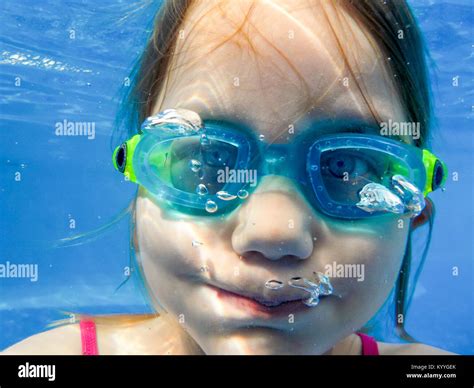 Fille Qui Plonge Dans Piscine Banque De Photographies Et Dimages à Haute Résolution Alamy