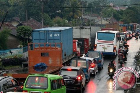 Antrean Panjang Kendaraan Padati Jalur Mudik Sukabumi ANTARA News