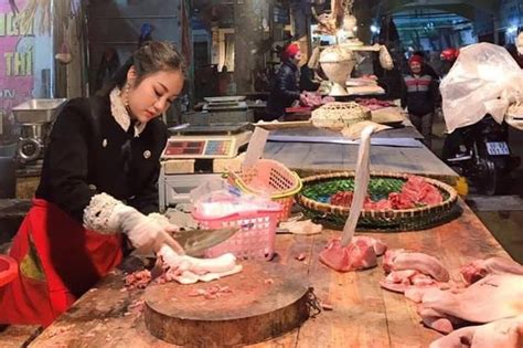 Nổi như cồn vì ảnh chụp lén hot girl bán thịt lợn lại bị chỉ trích làm màu Tạp chí SaoStar