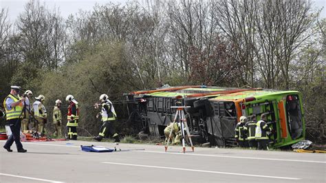 Halálos buszbaleset történt Németországban képek Infostart hu