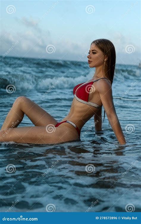 Sexy Schlanke Girl In Einem Edlen Bikini Badeanzug Der Direkt Am Meer Steht Stockfoto Bild
