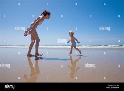Mutter In Bikini Und Sohn Stockfotos Und Bilder Kaufen Alamy