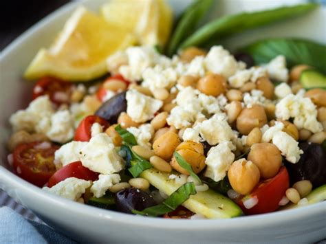 Ensalada de garbanzo para comer o cenar alta en proteína