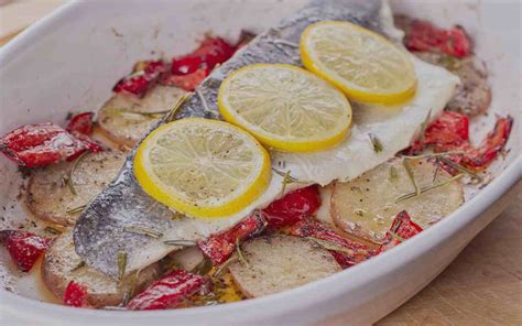 Branzino Al Forno Con Patate E Pomodori Un Piatto Di Pesce Leggero