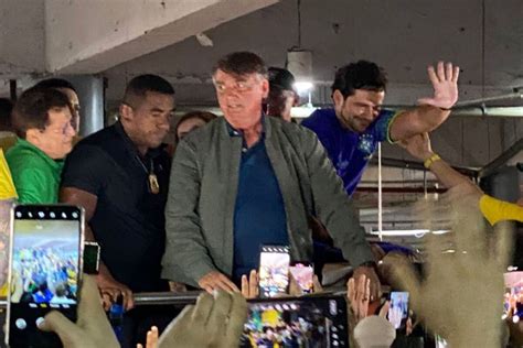 Bolsonaro Chega A Manaus E Presta Solidariedade Aos Ga Chos Metr Poles