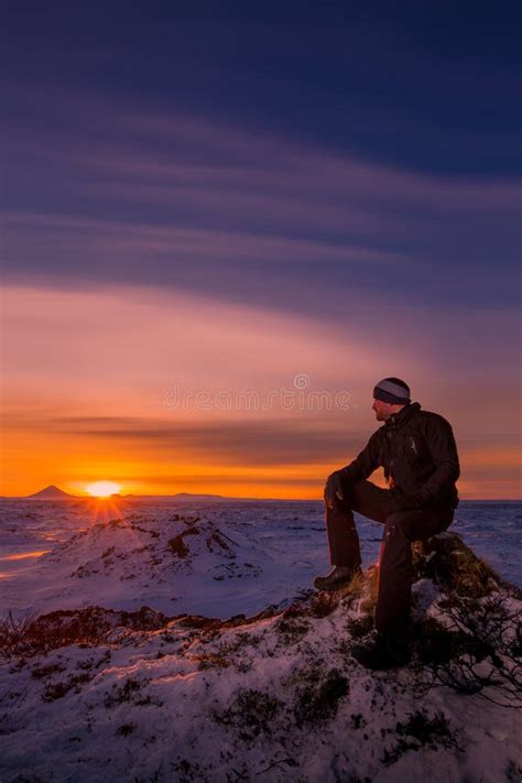 Un Hombre Que Mira La Puesta Del Sol Foto De Archivo Imagen De