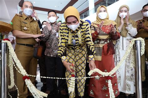 Ibu Riana Sari Arinal Resmikan Galeri Dekranasda Lampung Di Lantai 2