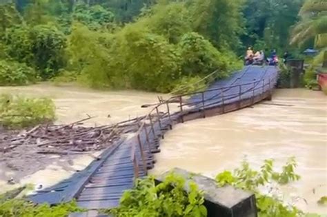 Jembatan Rusak Parah Akibat Banjir Aceh