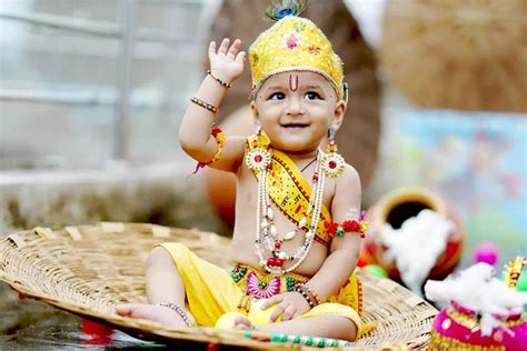 Janmashtami 2022 जन्माष्टमीला चिमुकल्यांना द्यायचा आहे कृष्णाचा लूक