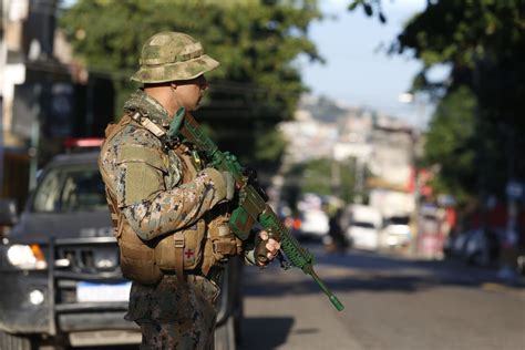 Complexo Da Penha Tem Intenso Tiroteio Durante Operação Para Buscar