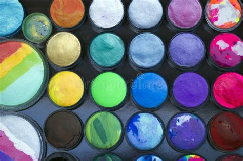 Conjunto De Pinturas Multicolores Para Dibujar En La Cara Imagen De