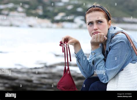 Teenager mädchen im bikini am strand Fotos und Bildmaterial in hoher Auflösung Alamy