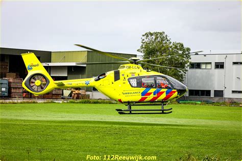 Traumahelikopter Landt In Reeuwijk Voor Gevallen Fietsster