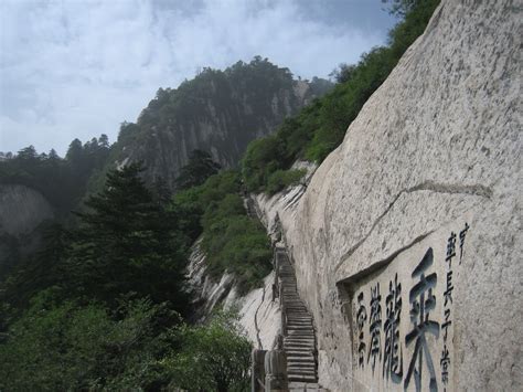 Amazing place: Mount Hua, a dangerous hiking trail in China