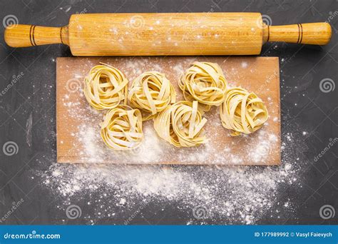 Variedad De Pastas Caseras Italianas Sin Cocer Spaghetti Y Tagliatelle