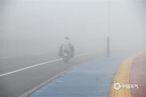 山东威海大雾笼罩一片白茫茫 出行受影响 天气图集 中国天气网