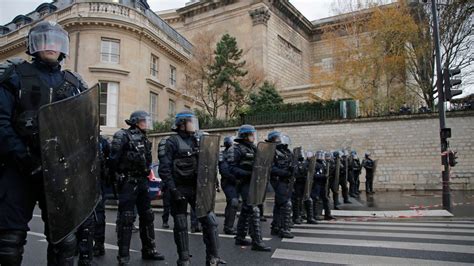 Gelbwesten Proteste In Frankreich Polizisten Im Einsatz Der