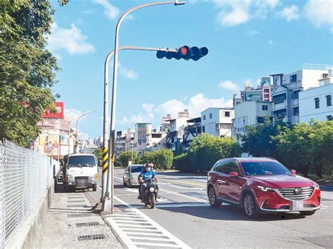 遇紅燈繞過號誌桿待轉 等同闖紅燈 高屏離島 地方 聯合新聞網