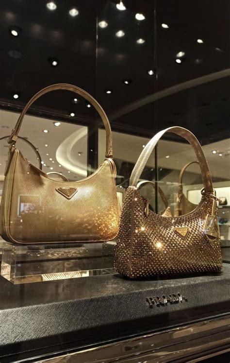 Pin de 00010AMLAS en Guardado rápido Bolso de prada Bolsos dorados