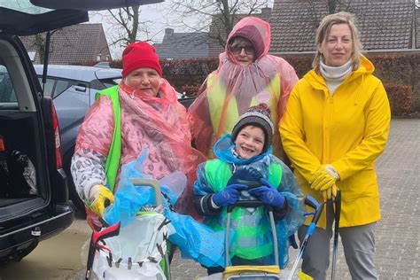 Mooimakers En Opruimers Trotseren Regen Tijdens Lenteschoonmaak In