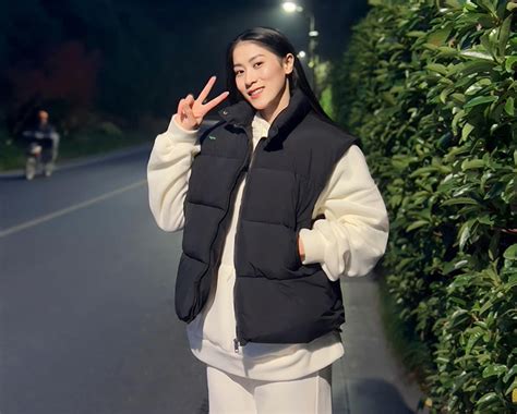 Hot girl bóng chuyền 16 tuổi cao 1m87 trình làng ngôi sao Trung Quốc làm đồng đội Thu Hoài