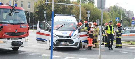 Poważny wypadek w Warszawie Karetka na sygnale z pacjentem PRZEWRÓCIŁA