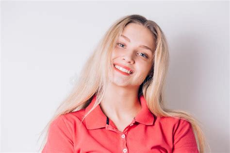 Verticale De Femme Belle Fille Blonde De Sourire Avec Des Yeux Bleus Et
