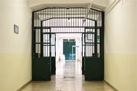 Reggio Calabria Devastazione In Carcere Per La Furia Di Un Detenuto