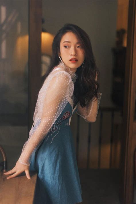 Hot girl 7 thứ tiếng khoe mua ôtô tặng đất bố mẹ khi vừa 20 tuổi