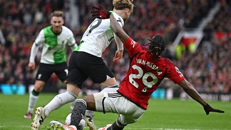 Man Utd fans fume as new footage emerges of Wan-Bissaka's challenge on ...