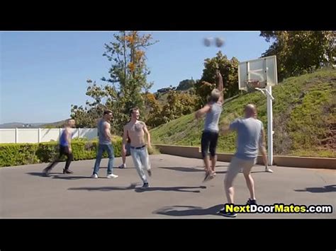 Deportistas gays atléticos follan a pelo después de un partido de baloncesto XVIDEOS