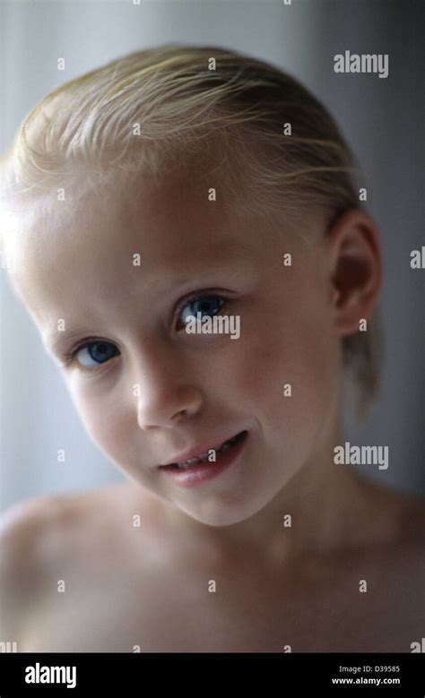Kinder Porträt eines jungen Mädchens im Alter Jahre alt blonde Haare blaue Augen