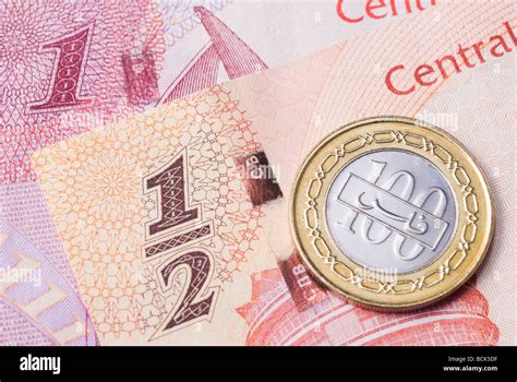 Kingdom of Bahrain Dinar currency banknotes and coin Stock Photo - Alamy