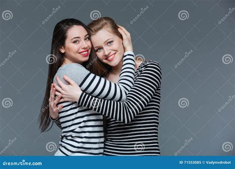 Deux Jeunes Femmes Attirantes De Sourire Se Tenant Et Treignant Image