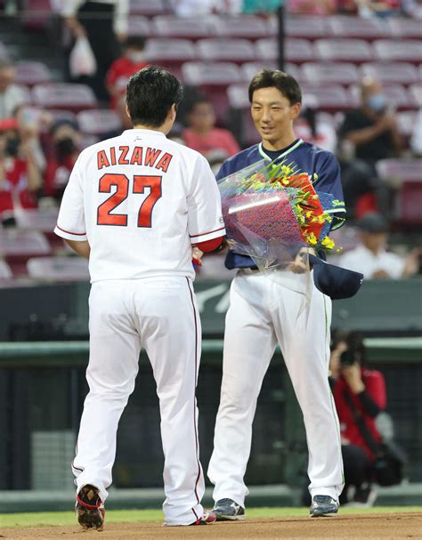 【ヤクルト】今季限りで引退の嶋基宏に広島会沢翼から花束贈呈 笑顔で記念撮影も プロ野球写真ニュース 日刊スポーツ