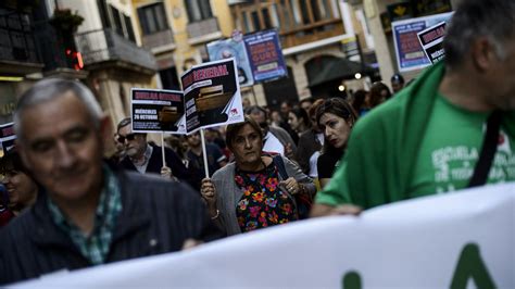 Padres Profesores Y Alumnos Se Manifiestan En Pamplona Contra Las