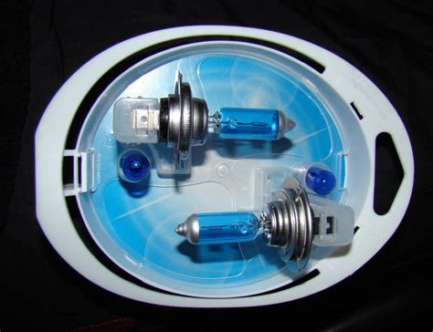 Замена лампы ближнего света на Форд Фокус 3