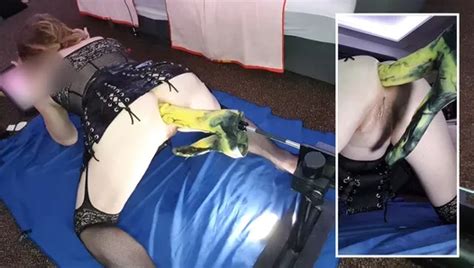 Mi Faccio Scopare Il Culo Da Un Grosso Dildo Stile Drago Sulla Macchina