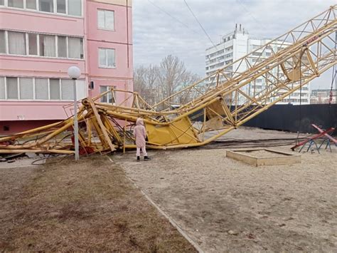 Момент падения башенного крана на УКСМ попал на видео / Новостной ...