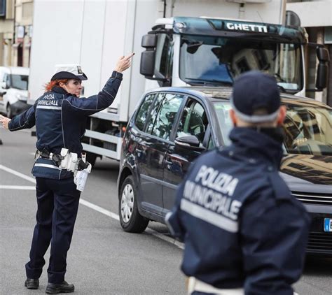 Botte Agli Agenti Della Municipale Dopo Lincidente Arrestato