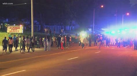 Police, angry crowd face off after shooting in Memphis | wbir.com