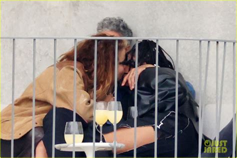 Photo: rita ora taika waititi tessa thompson pda pictures 20 | Photo ...