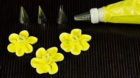 Royal Icing Daffodil Flowers By Cookies Cupcakes And Cardio Youtube